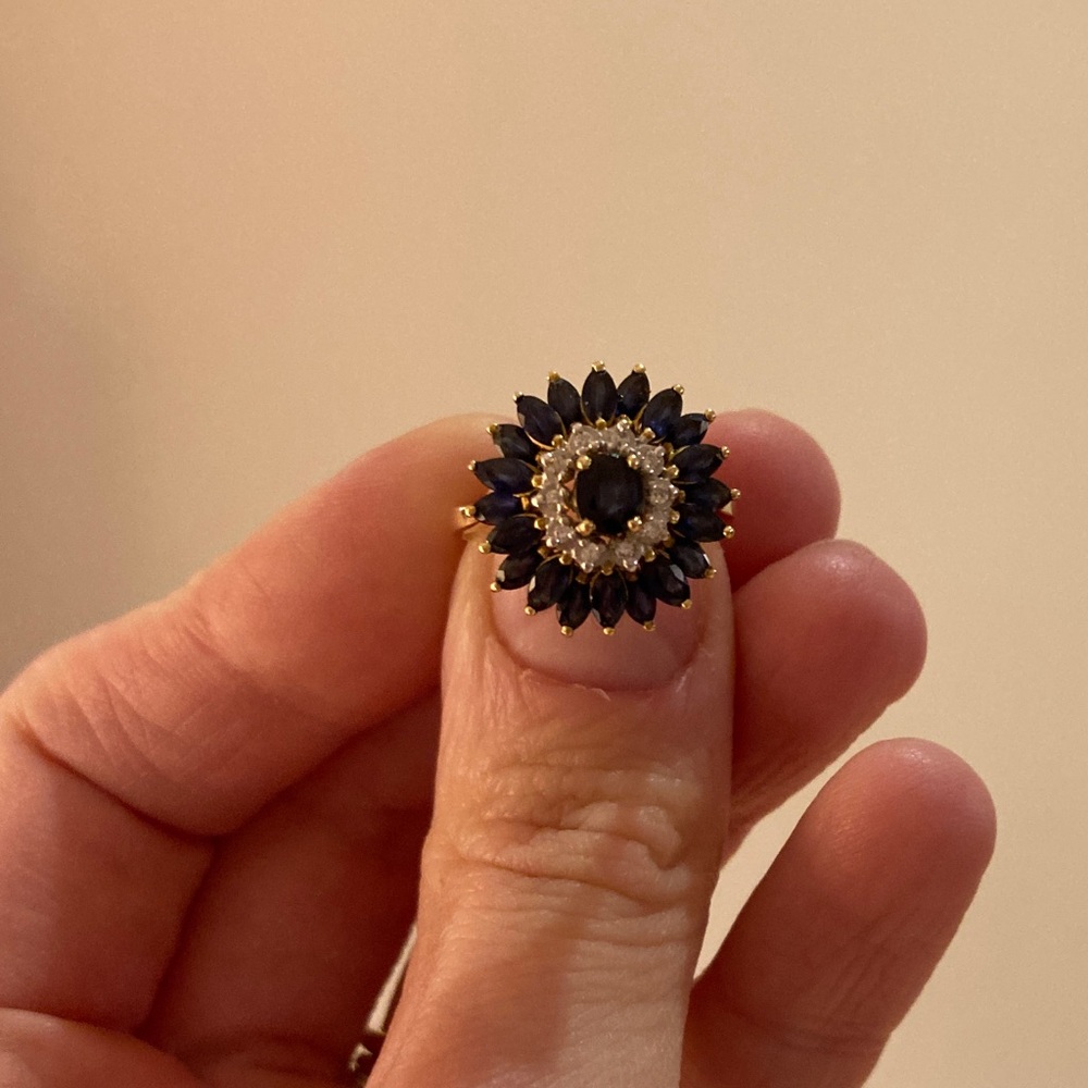 Elegant 18k Gold and Sapphire Floral Ring